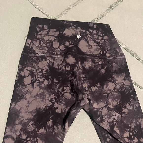 Lululemon High-Rise leggings in 28” - Picture 3 of 4